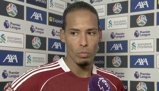 Van Dijk thất vọng với các đồng đội.