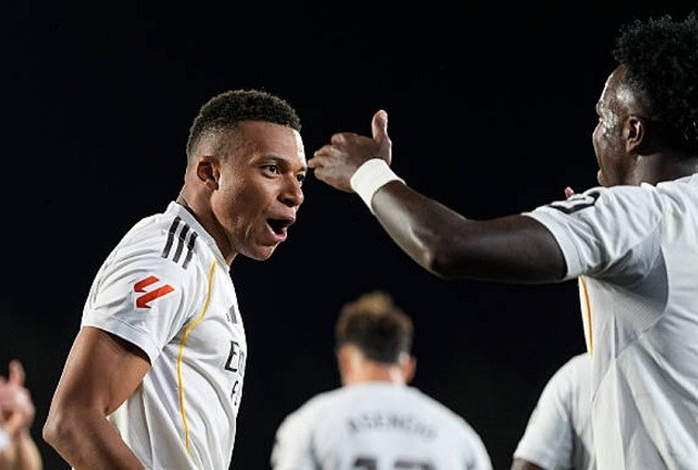 Mbappe ghi bàn cho Real.