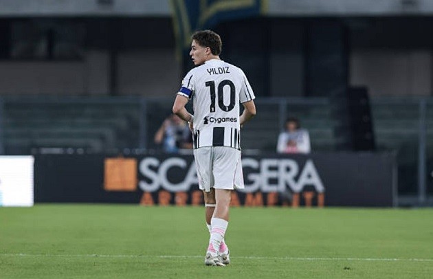 Kenan Yıldız có thể chơi đa dạng nhiều vị trí.