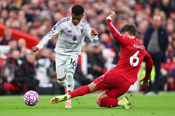 Amad tỏa sáng trước Liverpool. 