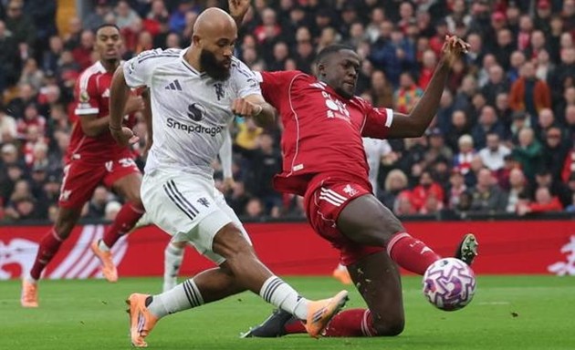 Hàng phòng ngự Liverpool trở nên thiếu chắc chắn.