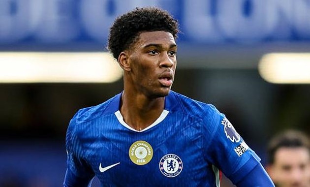 Josh Achaempong được Borussia Dortmund quan tâm.