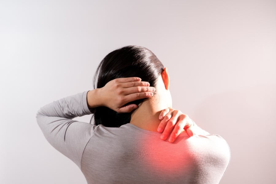 Đau vai do nguyên nhân cơ học hoặc bệnh lý xương khớp nhẹ thường chỉ khu trú tại chỗ, xuất hiện sau khi vận động mạnh, ngồi sai tư thế hoặc làm việc quá sức.