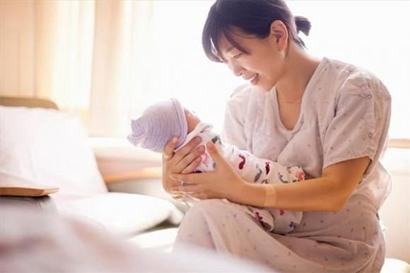 Trong trường hợp người lao động vừa đủ điều kiện hưởng chế độ thai sản từ BHXH tự nguyện vừa đủ điều kiện từ BHXH bắt buộc, họ sẽ chỉ được hưởng chế độ từ BHXH bắt buộc.