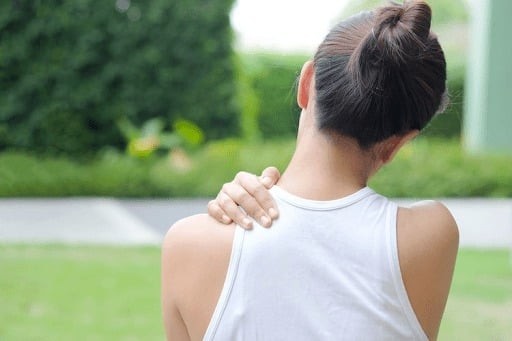 Khi khối u hình thành ở xương vai hoặc xương bả vai, nó kích thích dây thần kinh gây ra cơn đau âm ỉ ban đầu, sau đó tăng dần và dữ dội về đêm.