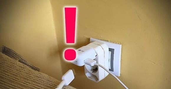 Mỗi điện thoại đi kèm một củ sạc riêng. Để nạp pin, củ sạc hoạt động như một máy biến áp: hạ điện áp từ 220V xuống mức điện áp phù hợp với điện thoại, đồng thời biến dòng điện xoay chiều thành một chiều để nạp pin.