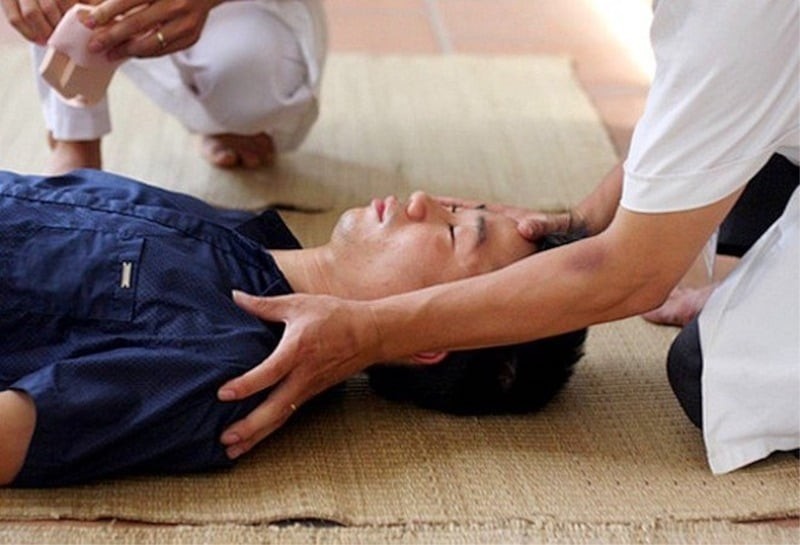 Căng thẳng công việc, thiếu ngủ, ngưng thở khi ngủ, đau nửa đầu mạn tính, lạm dụng rượu bia, chất kích thích và ô nhiễm không khí đều có thể góp phần làm tăng nguy cơ đột quỵ ở người trẻ. Ảnh minh họa