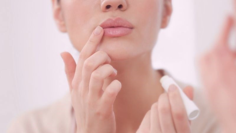 Thực hiện mỗi ngày không chỉ giúp môi mềm mượt hơn mà còn mang lại cảm giác tươi mát, dễ chịu.