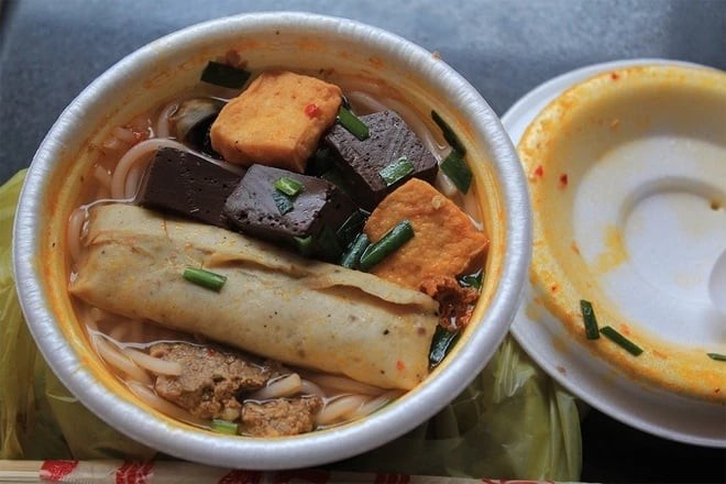 Sợi bánh mềm, nước dùng đậm đà, thêm chút ớt sa tế là đủ ấm bụng cả sáng.