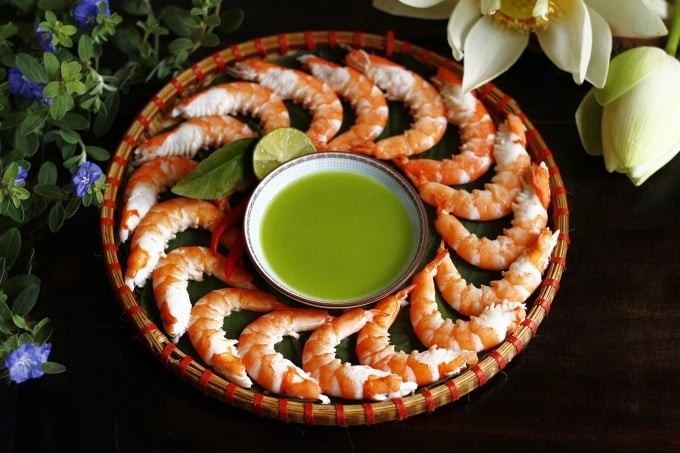 Luôn giữ lửa ở mức nhỏ để tôm chín từ từ, tránh để lửa quá to làm tôm bị cháy, chín không đều, thịt khô.