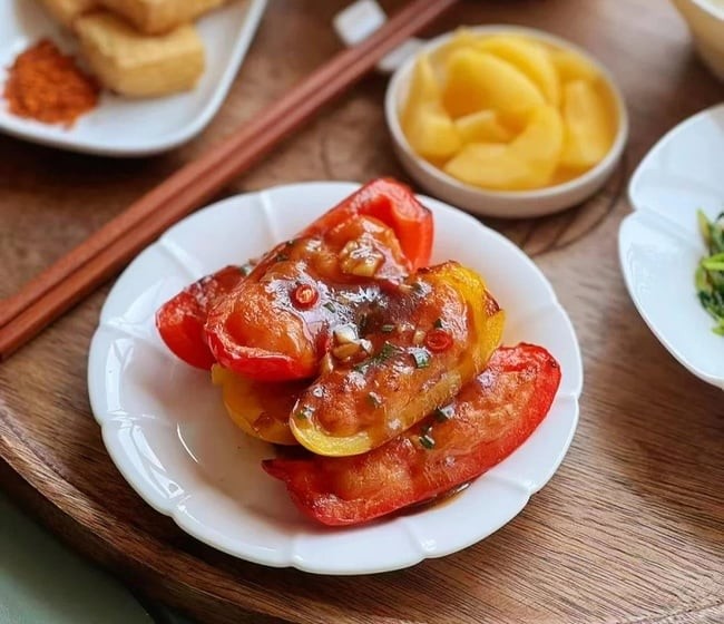 Món ăn đầu tiên nhẹ nhàng mà gây ấn tượng ngay từ cái nhìn đầu tiên: ớt chuông nhồi tôm