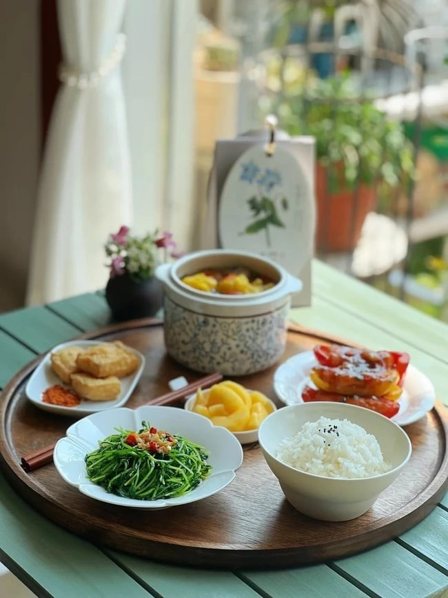 Chỉ với bốn món: ớt chuông nhồi tôm, sườn hầm hạt dẻ, đậu phụ chiên giòn và rau mầm trộn, bạn đã có thể dành tặng cho cả nhà một mâm cơm mùa thu giản dị mà đầy ý nghĩa