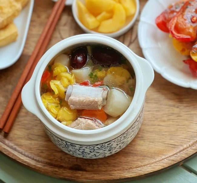 Hãy làm món sườn hầm hạt dẻ với củ mài, cà rốt và vài lát gừng – đơn giản mà vẫn vừa bổ vừa ngon
