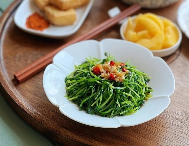 Rau mầm đậu Hà Lan là lựa chọn lý tưởng: rửa sạch, trụng nhanh qua nước sôi rồi để ráo