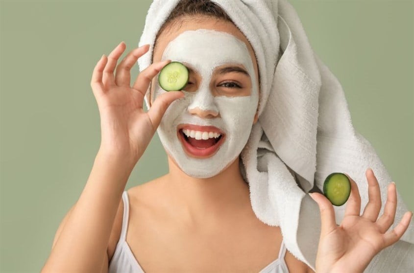 Khi kết hợp với mật ong, da sẽ được cấp ẩm và làm dịu, còn nghệ giúp kháng khuẩn, giảm mụn.