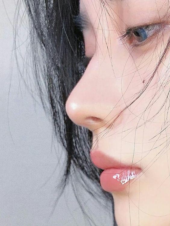 Sau khi rửa mặt vào buổi tối, thoa serum chứa axit hyaluronic sẽ giúp da hấp thụ và khóa chặt độ ẩm.