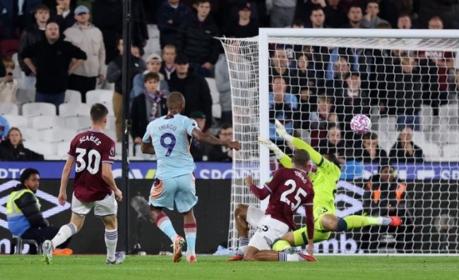 West Ham thua 0-2 Brentford.