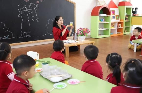 Nhóm 1: Giáo viên mầm non công lập được tuyển dụng trong giai đoạn 2025 – 2026, trực tiếp chăm sóc, nuôi dưỡng và giáo dục trẻ 3 – 5 tuổi, tham gia phổ cập giáo dục mầm non tại địa phương và cam kết công tác tối thiểu 5 năm.