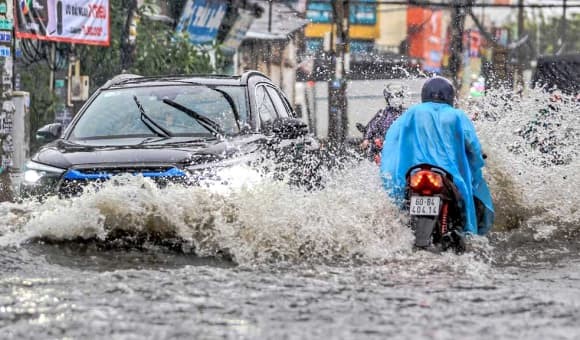 Tất cả tàu thuyền hoạt động trong khu vực nguy hiểm trên có nguy cơ cao chịu tác động của dông lốc, gió giật mạnh và sóng lớn, cần thận trọng và tránh ra khơi.