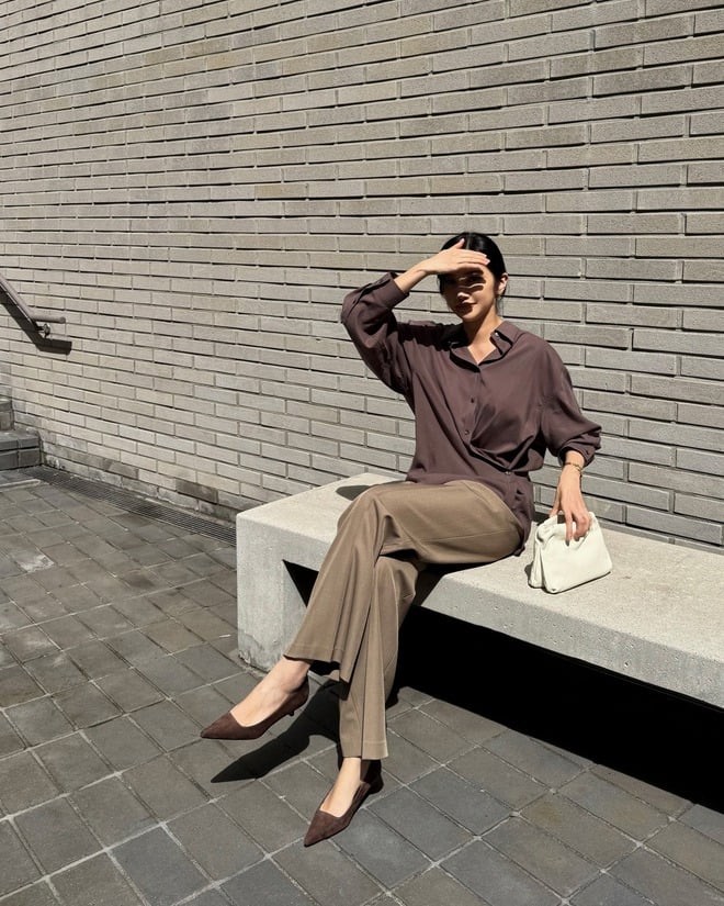 Trong thời trang công sở, đôi giày không chỉ đơn thuần là món phụ kiện mà còn là yếu tố hoàn thiện phong cách.