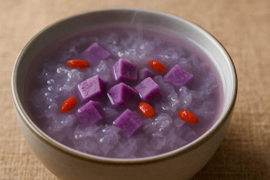 Chè khoai tím ngân nhĩ – món tráng miệng đẹp da, thanh mát, hợp mọi độ tuổi.