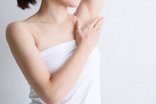 Baking soda là “trợ thủ” giúp vùng da dưới cánh tay luôn khô thoáng, sạch sẽ