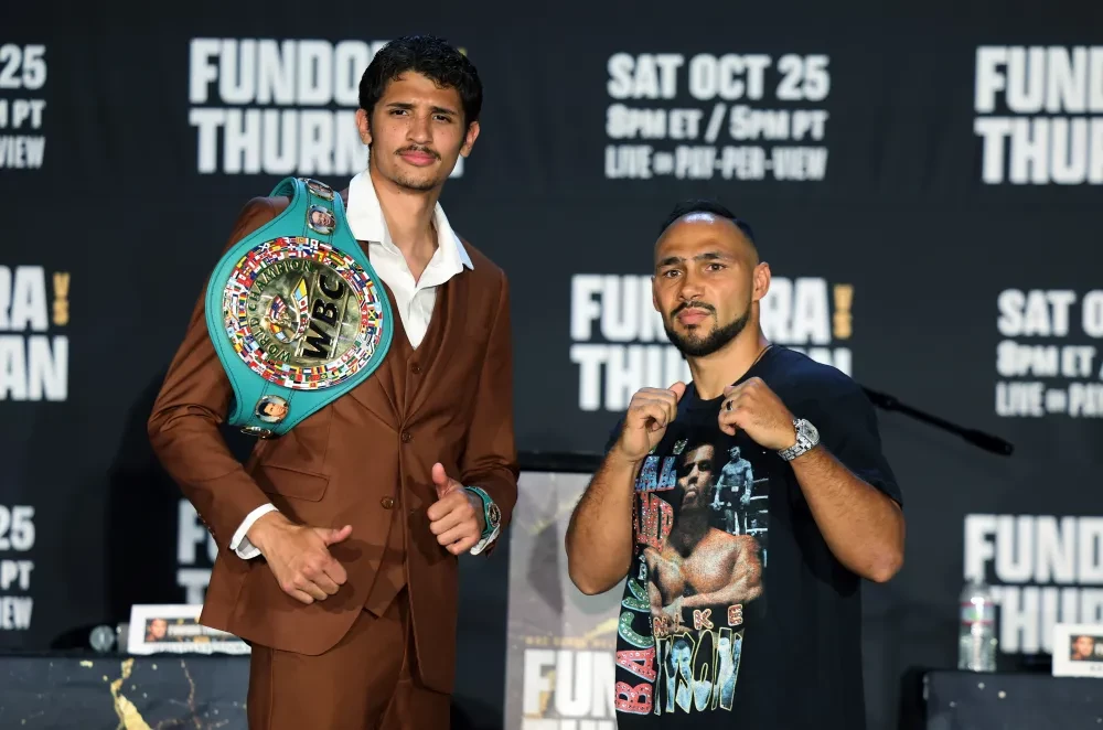 Sebastian Fundora với chiều cao vượt trội so với đối thủ Keith Thurman.