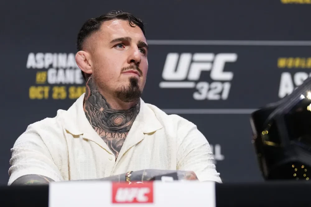 Tom Aspinall tại buổi họp báo UFC 321