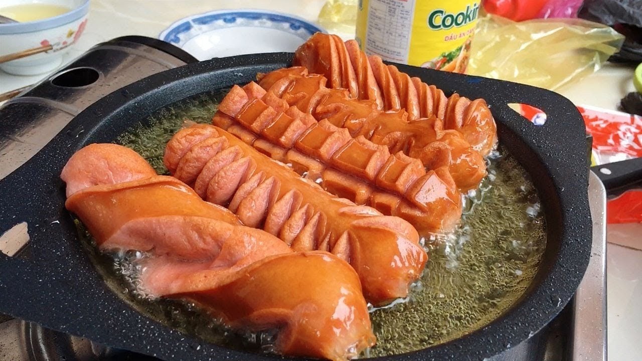 Việc chiên xúc xích bằng bơ nhạt (unsalted butter) thay vì dầu ăn sẽ giúp món ăn thơm ngon. Ảnh minh họa