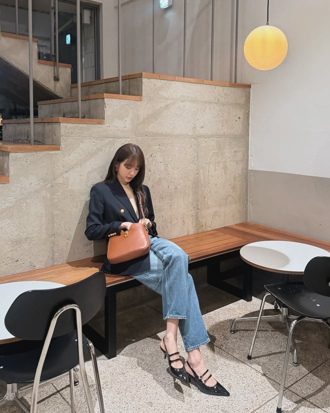 Khi phối cùng áo len, cardigan dài hoặc blazer, quần jeans tạo nên hình ảnh năng động, phóng khoáng nhưng vẫn rất thanh lịch.