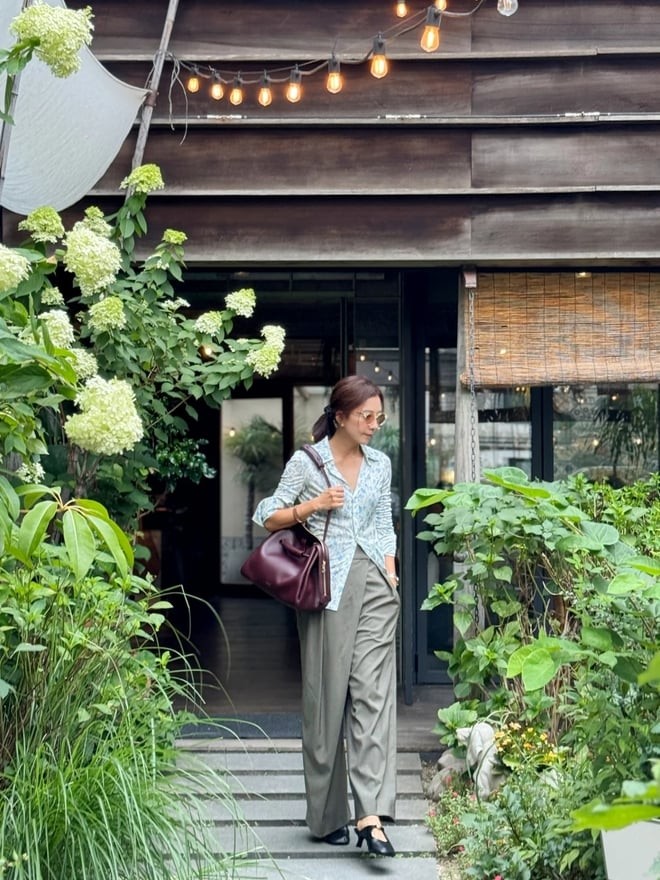 Khi phối cùng áo len cổ cao, áo blouse hoặc blazer, quần tây ống suông thể hiện rõ nét phong thái của người phụ nữ hiện đại.