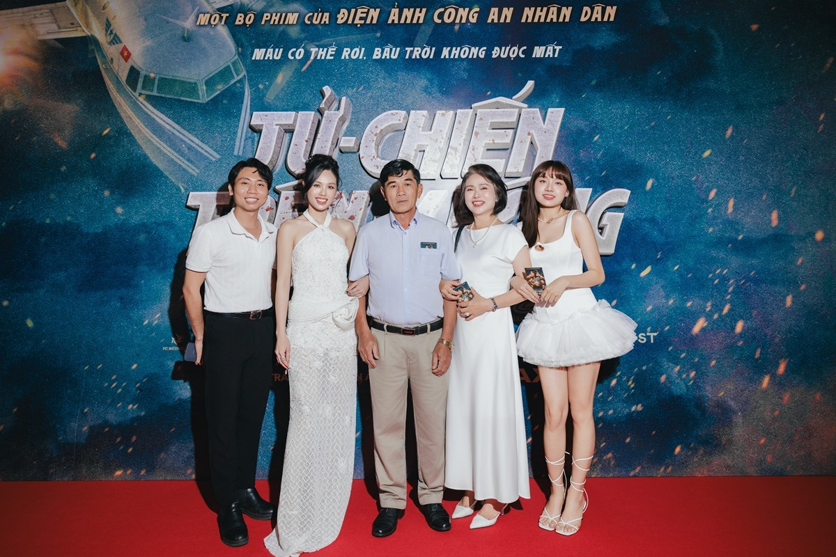 Tram Anh va Ba cung gia dinh (1)