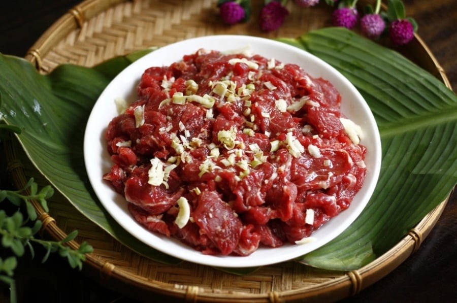 Nhiều đầu bếp chuyên nghiệp tiết lộ: Sữa tươi không đường chính là “thần dược” giúp thịt bò mềm, ngọt và dậy hương hơn hẳn.