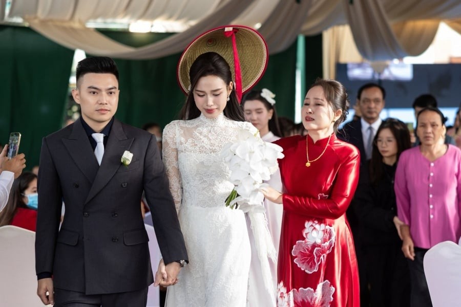 Trong ngày trọng đại, Hoa hậu Việt Nam 2020 Đỗ Thị Hà khoác lên mình chiếc áo dài đắp ren tinh tế, cài khăn voan trắng nhẹ nhàng.