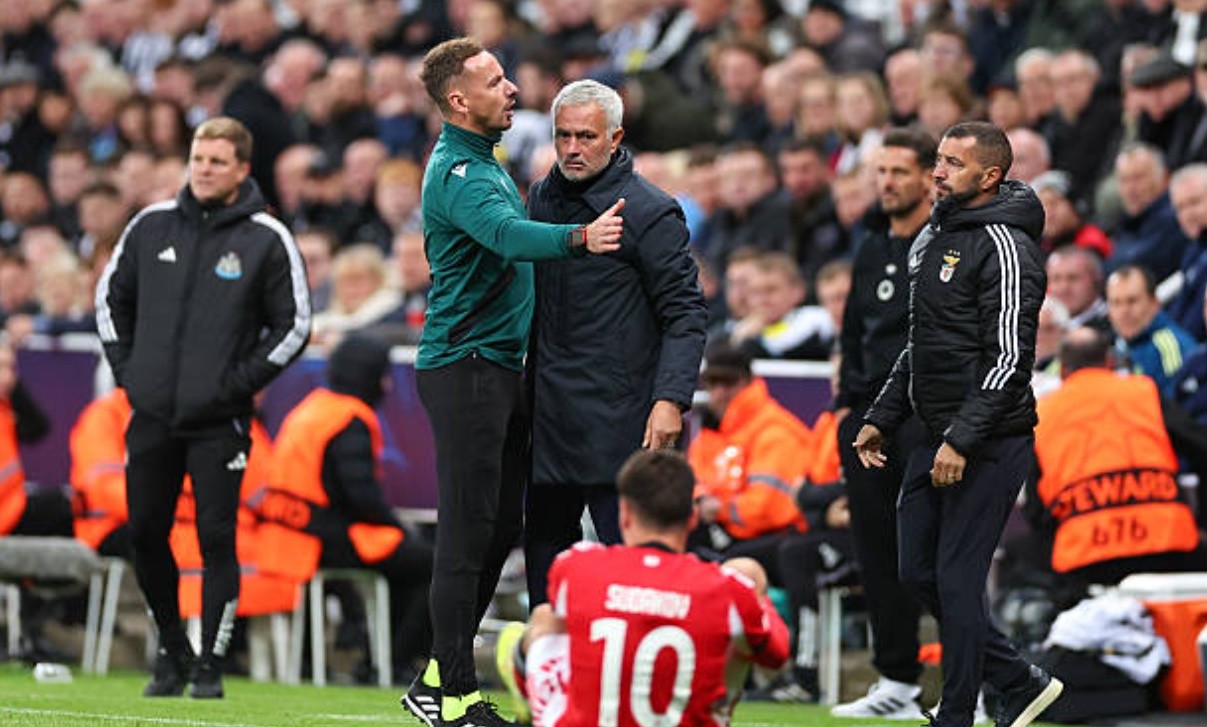 Mourinho nhận thất bại cay đắng trước Newcastle.