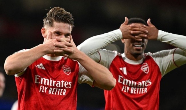 Gyokeres lập cú đúp.