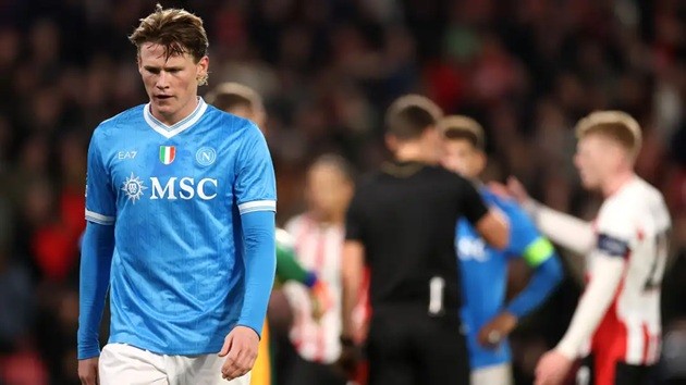 McTominay nỗ lực nhưng không thể cứu Napoli.