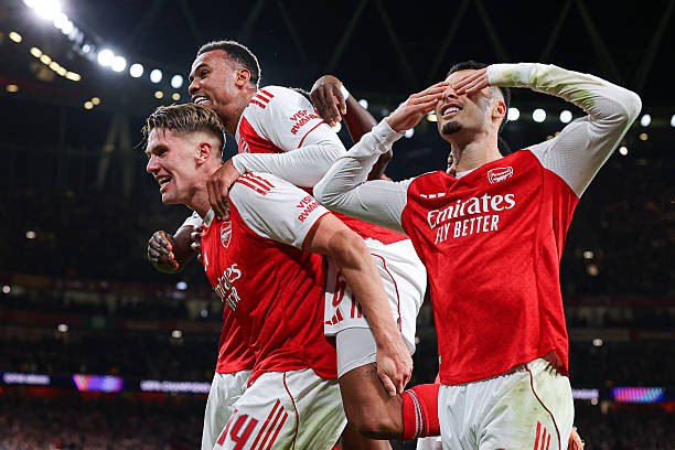 Các cầu thủ Arsenal ăn mừng thắng lợi trước Atletico Madrid. 