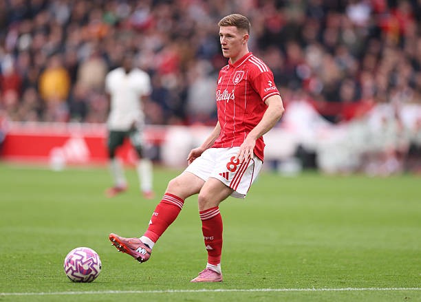 Tiền vệ phòng ngự của Nottingham Forest và tuyển Anh, Elliot Anderson được nhiều CLB quan tâm.