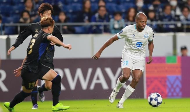 Gamba Osaka tạo sức ép mạnh lên Nam Định ngay từ đầu.