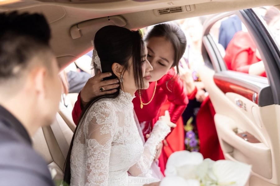 Mẹ Đỗ Thị Hà tiễn nàng hậu lên xe hoa.
