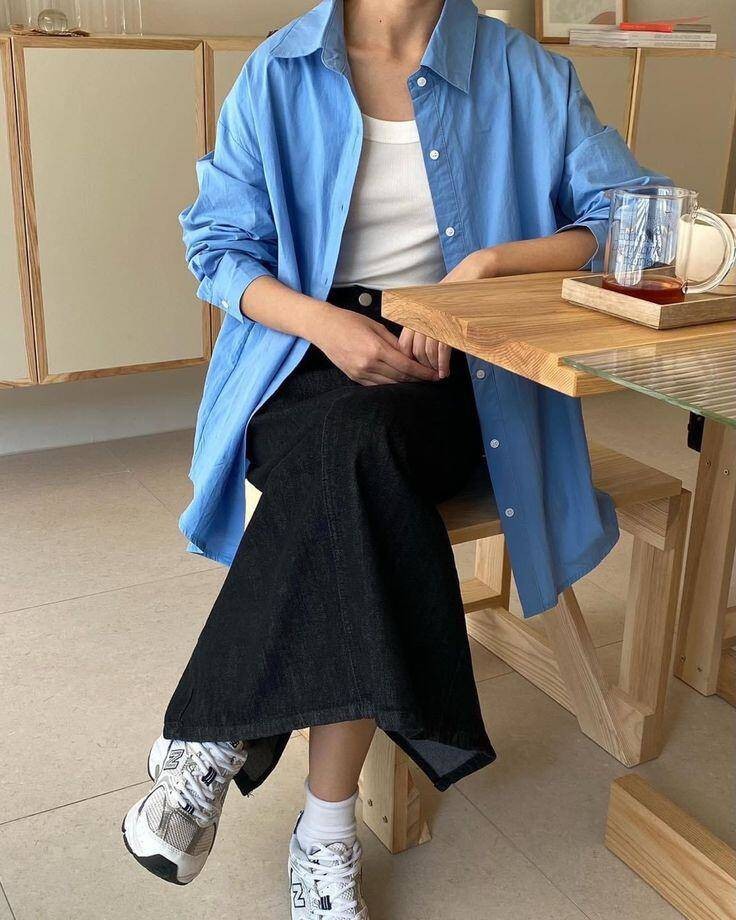 Sự kết hợp giữa áo hoodie mềm mại và chân váy dài mang đến cảm giác tự do, năng động mà vẫn giữ được nét nữ tính.