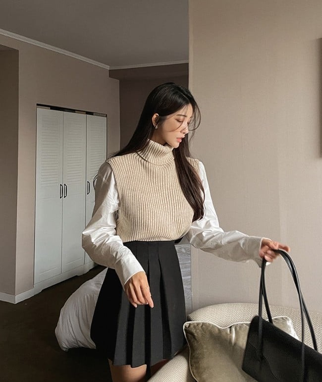 Các nếp gấp nhỏ tạo độ bồng nhẹ, giúp che khéo vòng eo chưa hoàn hảo và tôn lên đường cong tự nhiên.