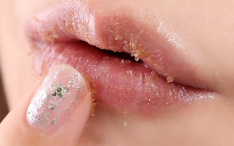 Tẩy tế bào chết giúp loại bỏ lớp da khô bong tróc, giúp môi mịn màng và dễ hấp thụ dưỡng chất hơn.