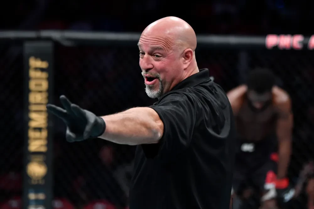 Trọng tài Dan Miragliotta đang can thiệp vào một trận đấu UFC.