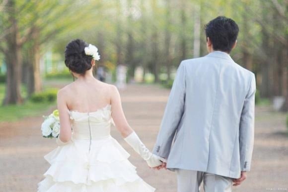 Cha mẹ là người từng trải, có kinh nghiệm sau nhiều năm chung sống, song điều đó không đồng nghĩa với việc họ nên áp đặt những quan điểm tiêu cực hoặc lệch lạc về hôn nhân cho con cái.