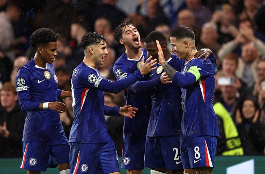 Chelsea dễ dàng đè bẹp Ajax.