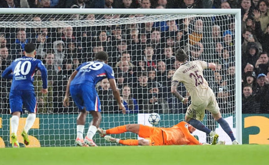 Wout Weghorst thắp lên chút hy vọng cho Ajax.