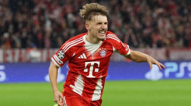 Lennart Karl vui mừng sau bàn thắng ra mắt Bayern ở Champions League.