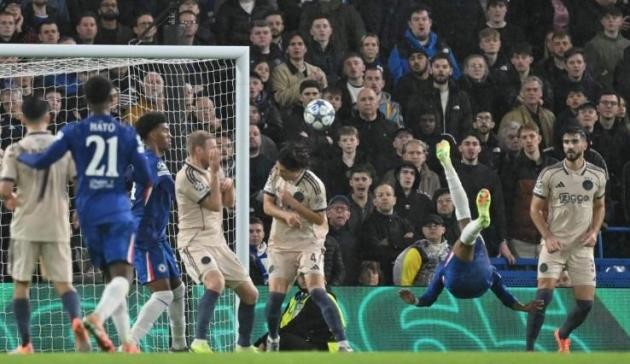 Pha ngã người móc bóng ngẫu hứng của sao trẻ Brazil